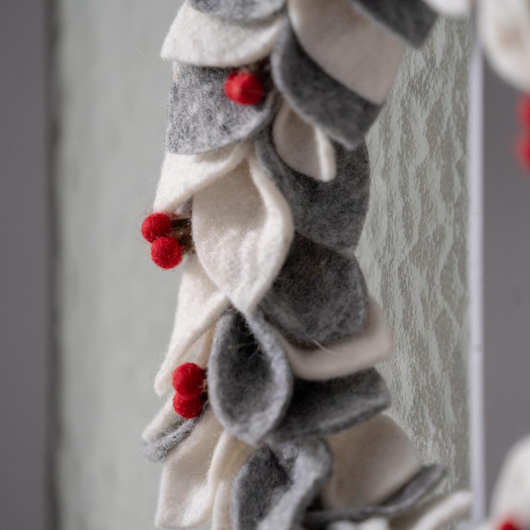 Én Gry & Sif Türkranz graue, weiße Blätter mit roten Beeren, Durchmesser 30cm, handmade, fairtrade, scandi, Deko-Highlight Weihnachtskranz