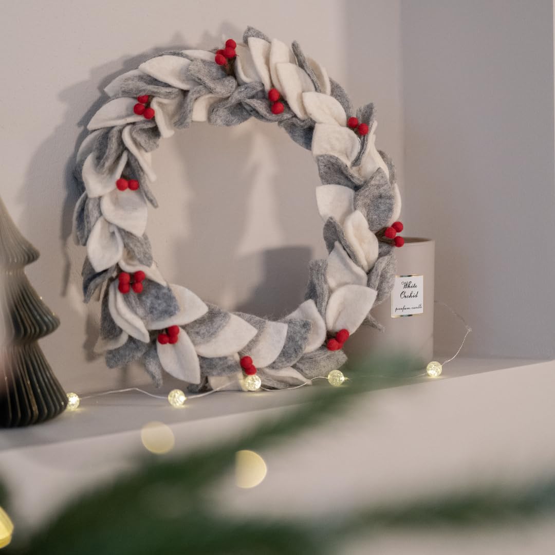 Én Gry & Sif Türkranz graue, weiße Blätter mit roten Beeren, Durchmesser 30cm, handmade, fairtrade, scandi, Deko-Highlight Weihnachtskranz
