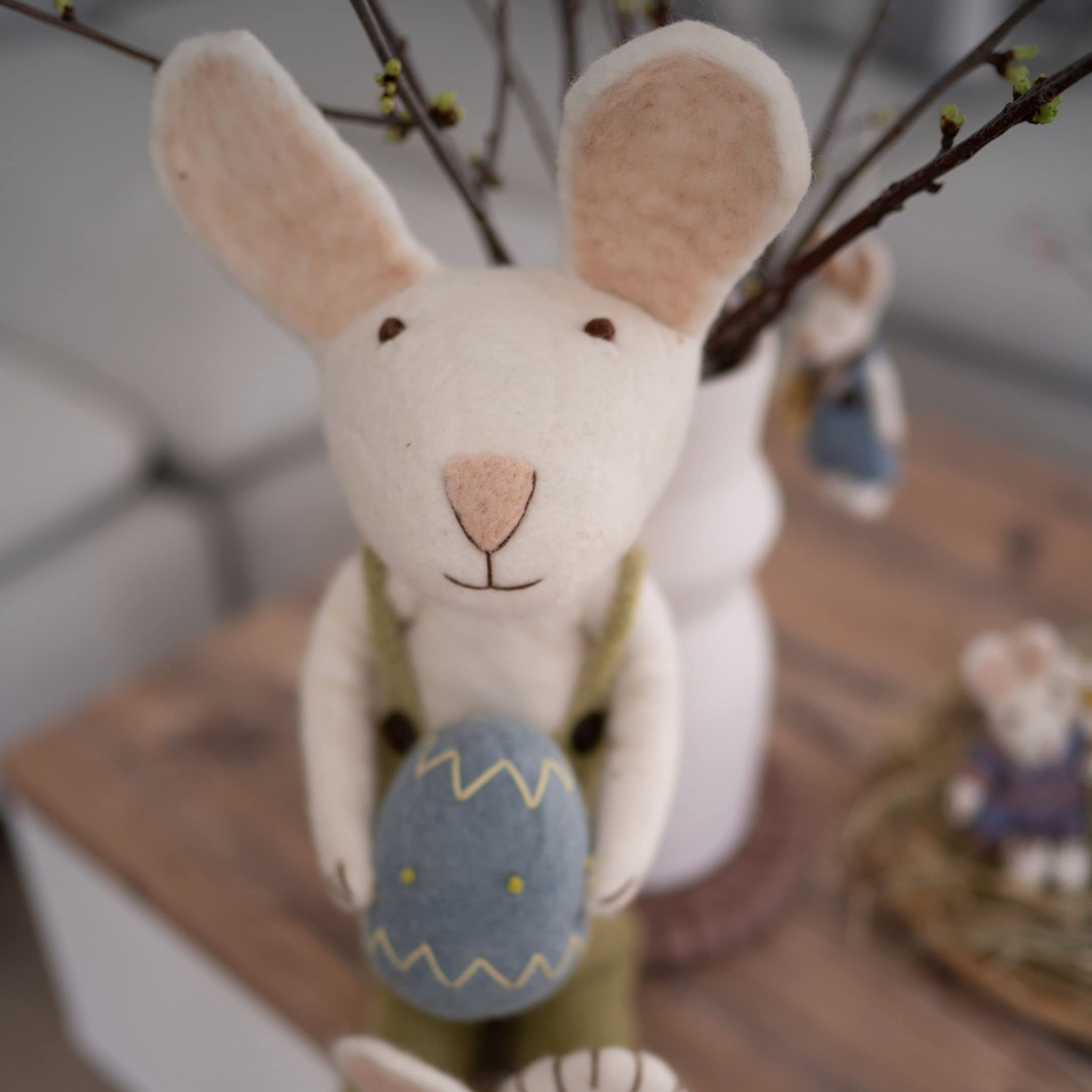 Gry & SIF XXL Osterfigur aus Filz mit biegbaren Armen und Beinen zum Hinstellen oder Hinsetzen, liebevolle Osterdeko, Handmade, Fairtrade-Zertifiziert