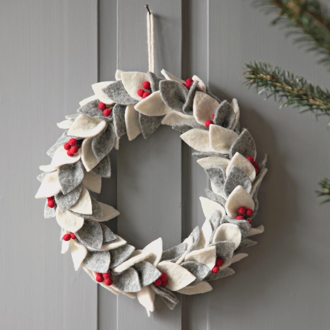 Én Gry & Sif Türkranz graue, weiße Blätter mit roten Beeren, Durchmesser 30cm, handmade, fairtrade, scandi, Deko-Highlight Weihnachtskranz