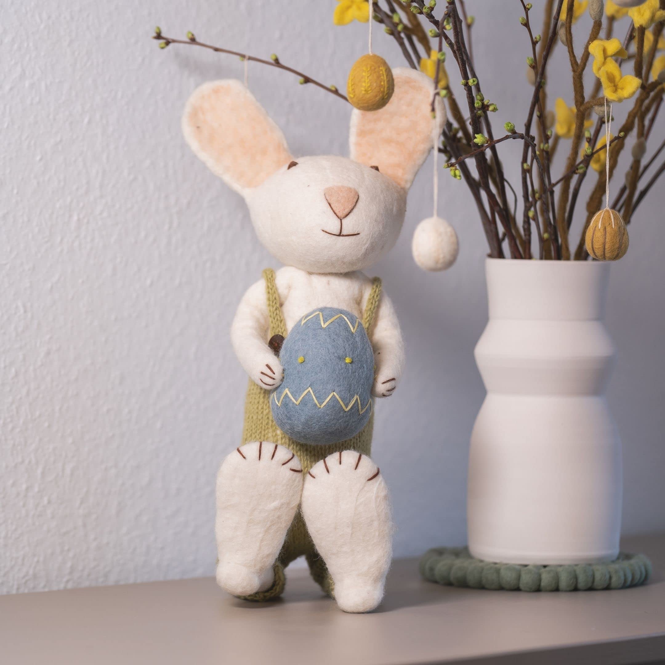 Gry & SIF XXL Osterfigur aus Filz mit biegbaren Armen und Beinen zum Hinstellen oder Hinsetzen, liebevolle Osterdeko, Handmade, Fairtrade-Zertifiziert