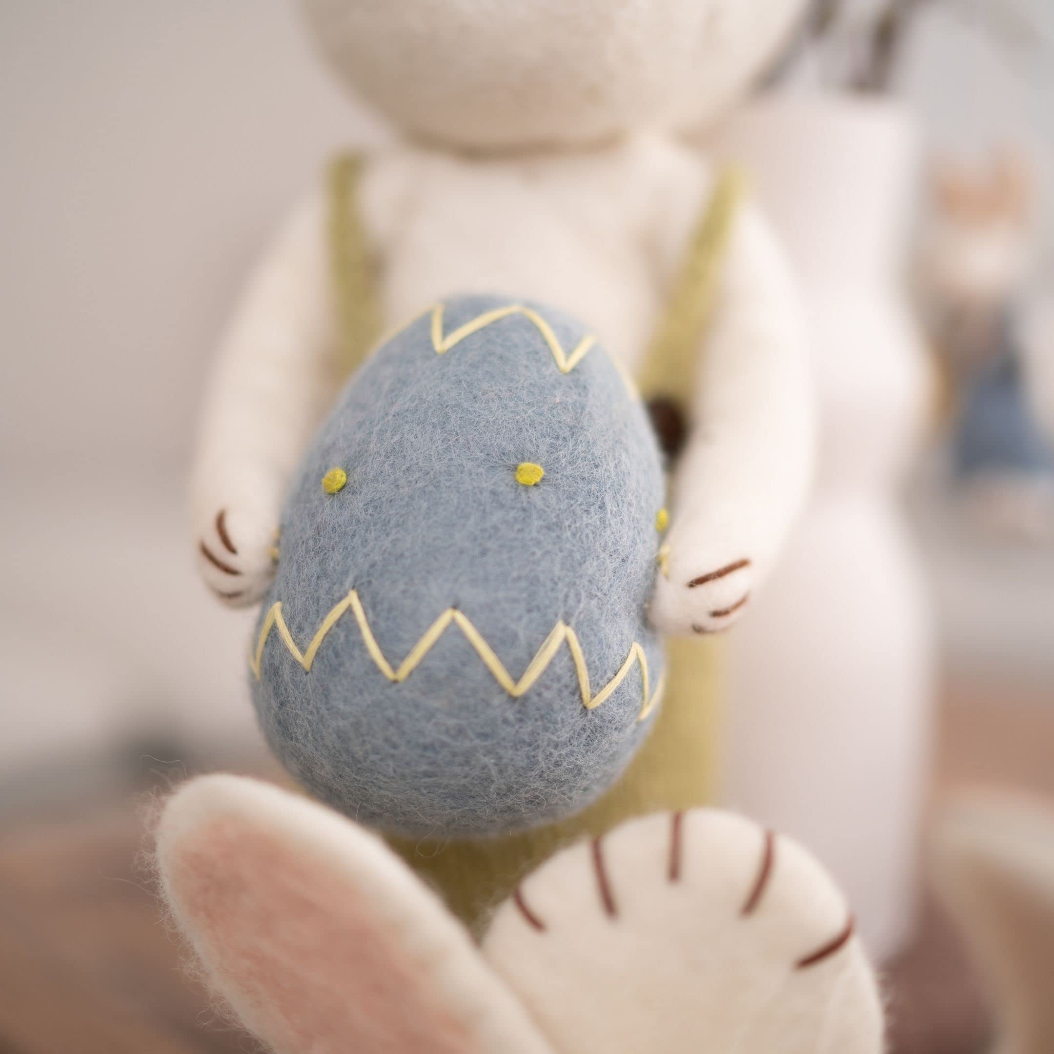 Gry & SIF XXL Osterfigur aus Filz mit biegbaren Armen und Beinen zum Hinstellen oder Hinsetzen, liebevolle Osterdeko, Handmade, Fairtrade-Zertifiziert